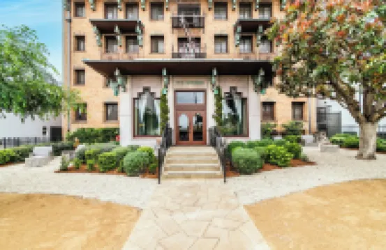 The Nirvana Hotels in der Nähe von Junior Achievement