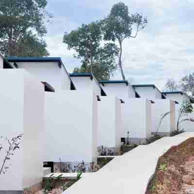 Island Center Point Hotel Exterior