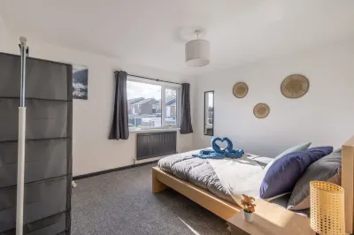 Modern 3 Bed House-Free Parking Hotels in 