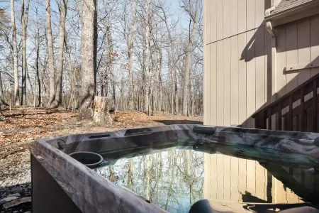 Cozy Retreat - 3 Fireplaces, Hot Tub, Fire Pit, Deck