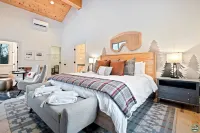 New!/Minutes from Slopes/2-Fireplaces/Hot Tub/Sauna/ Firepit/Rec Room/Bunk Room Hotels near Sunday River Resort