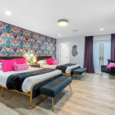 The PinkPalm 3,  Heated Pool!, 6 min to Old Town!