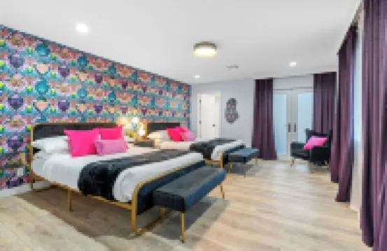 The PinkPalm 3,  Heated Pool!, 6 min to Old Town!