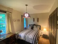 Scenic 4-bedroom Farm House, Tree Farm & Arboretum with trails in Sugar Grove