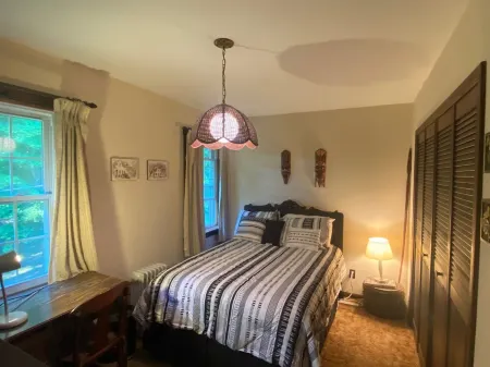 Scenic 4-bedroom Farm House, Tree Farm & Arboretum with trails in Sugar Grove