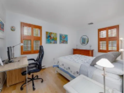 Renovated Cool House / Private Heated Pool / Short Walk to Beach / Sleeps 10