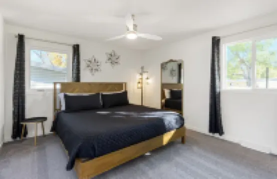 Enjoy the Hot Tub and Gas Fire Pit in This 5 Bedroom 2.5 Bath House