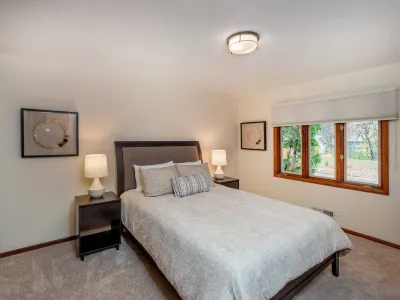 A beautiful five-bedroom house is perfect for the entire family! 미네소타 동물원 주변 호텔