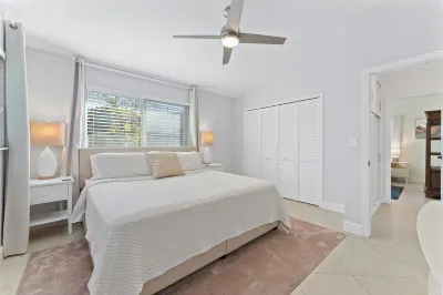 WALK TO THE BEACH! Charming 3-bedroom house in North Palm Beach with AC, WiFi