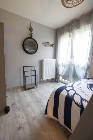 2 Bedroom Apartment with Private Parking Normandy Bayeux Отели в г. Байе