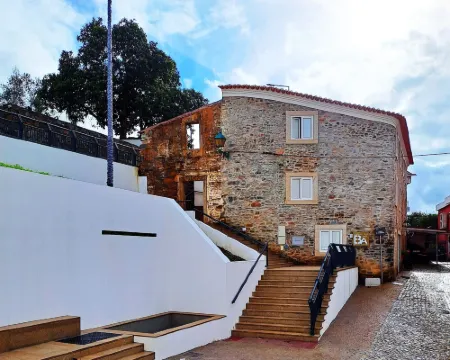 ラルゴ ダ フォンテ セルタンのホテル