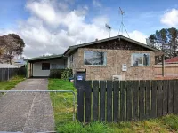 3 Bedroom House, 95 Aquirus Drive, Rotorua Hotels in Kawaha Point