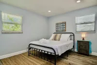 Seahorse Suites #1. Pet Friendly Beach HAVEN! Hotels near Bella Isola Boutique