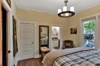 Story book 1920's home in down town Coeur d'Alene with AC, WiFi