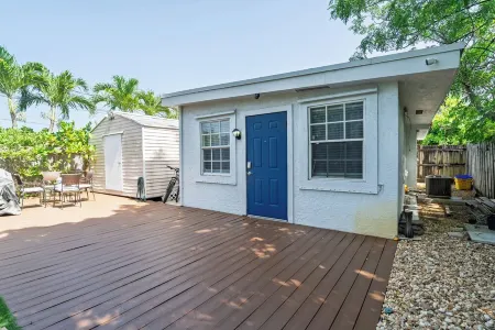 Cozy Coastal Retreat! Fenced Turf Yard • Bikes • Hammock • BBQ • 65” TV Отели в г. Бойнтон Бич