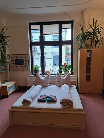 XXL vacation room with bathroom in an Art Nouveau villa for 1-4 people in the city center Отели в г. Шверин