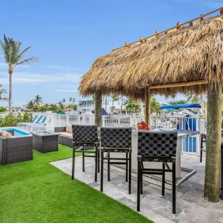 Steps Away from the Cabana Club, 2 Bed, 2 Bath, Kayaks, Dock, Ice Maker, Pool.
