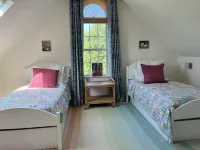 Comfortable, bright home with heated pool/spa, large deck, and yard. Hotel in zona Cape May Lighthouse