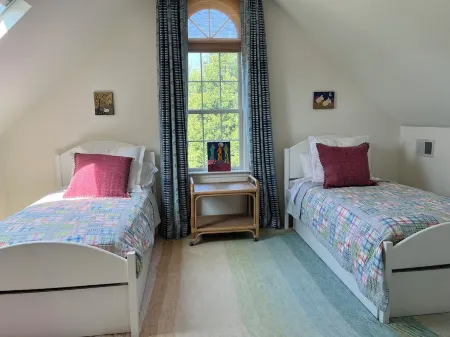 Comfortable, bright home with heated pool/spa, large deck, and yard. Отели рядом с достопримечательностью «Cape May Lighthouse»