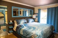 Near Strip, 14 Bedroom Sleeps 40, Huge Indoor/Outdoor Pools, Saunas,Jacuzzi /Spa
