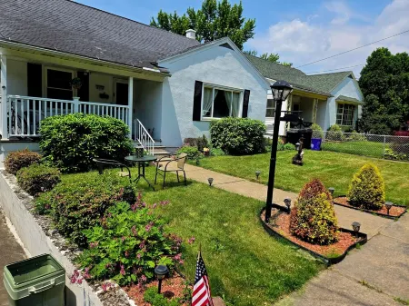 New  Fall Season " Open Space Concept & Cozy 2 Bed Ranch - Min from Downtown