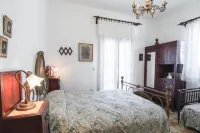 Villa with 2 spacious apartments for 2 x 7 people and swimming pool near Pisa and the sea