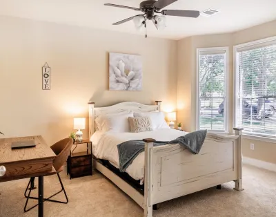 Spacious & peaceful 4-bedroom house in Georgetown with game room Отели рядом с достопримечательностью «Statue of Three-Legged Willie»