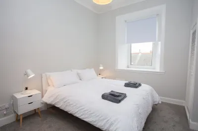 The Warwick Apartment. Hotels near Inverclyde Windfarm