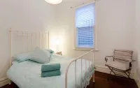 Gorgeous central Subiaco cottage - walk to Kings Park, cafes, restaurants, train Hotel a Subiaco