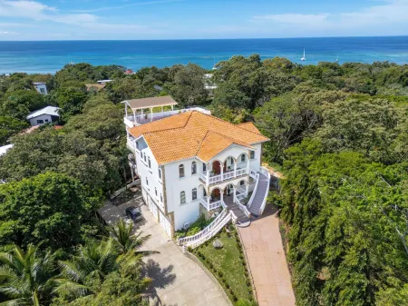 Grand Estate, West Bay. Ocean View, Pool & Waterfall. 5 Minutes Walk to Beach.