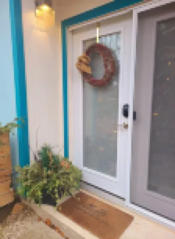 Studio Blue tiny home retreat- quick walk to town, quiet, serene get away!