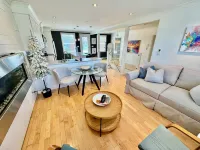 Cozy, Relaxing, Center City Retreat with Private Rooftop Deck!