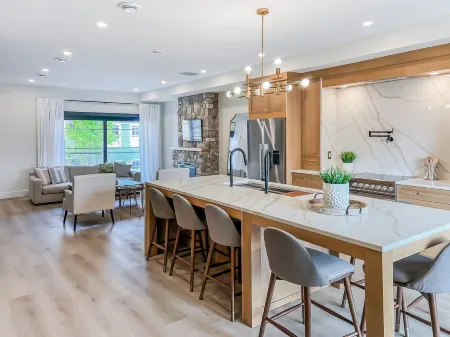 Luxury townhome - Rooftop Patio - Hot Tub Отели рядом с достопримечательностью «Confederation Centre of the Arts»