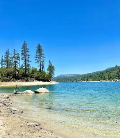 Charming home w/jacuzzi, hiking trails, games, near sandy beaches in Bass Lake!