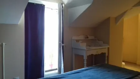 White room with private shower room and WC Отели в г. Боже ан Анжу