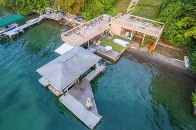Spacious home with private lake front Mayflowers Nursery & Garden附近的飯店