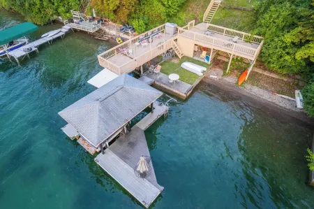 Spacious home with private lake front Отели в г. Канандейгуа