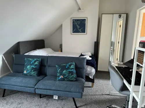 A Cozy City Hideaway – 5 Mins to Town & Station!