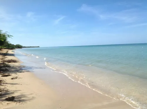 Your Cozy Combate beach retreat, 2 bed/2bath, full A/C, free laundry