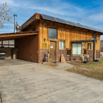 Beautiful Off-Grid Living @ Granny Flats