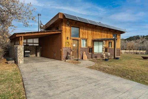Beautiful Off-Grid Living @ Granny Flats