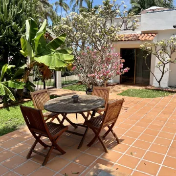 One bedroom oceanfront guesthouse.