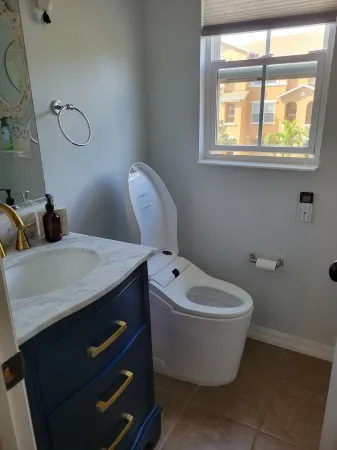 Beautiful like new tree house townhouse 3 balconies you will love convenience ! Отели в г. Мэнати