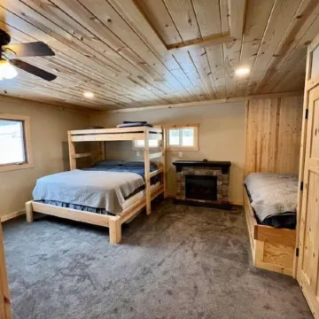 Escape to Our Cozy Lakeside Cabin-Great Sunset Views-1 Hour from Cities