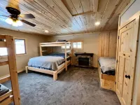 Escape to Our Cozy Lakeside Cabin-Great Sunset Views-1 Hour from Cities