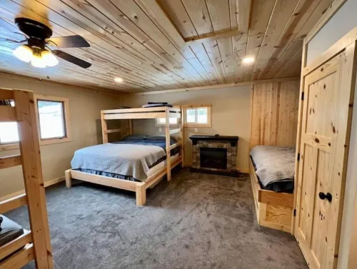 Escape to our updated cozy Lakeside Cabin-great sunset views-1 hour from Cities