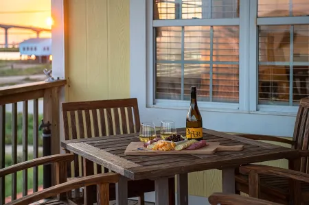 Cheerful "Bay B Shark" 2 bedroom canal front home- 2 min from the beach