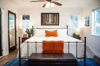 Romantic River Cabin w/ Hot Tub, views, spa bathroom, Close to 2 Yosemite Gates