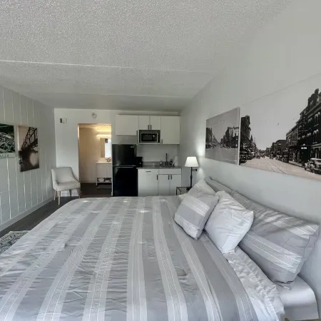 Lindell - Updated Downtown Studio - One Block From Main Street - King Bed!