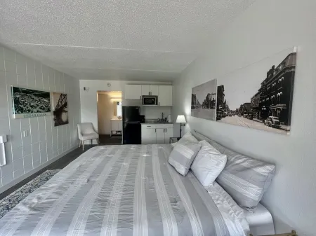 Lindell - Updated Downtown Studio - One Block From Main Street - King Bed!